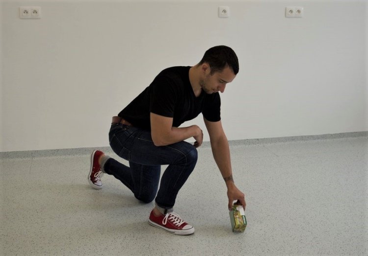 Môžete si aj kľaknúť a oprieť sa o koleno. FOTO: preventivne.sk